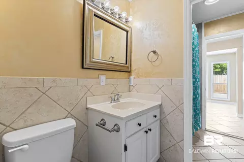 Bath - 3724 S Claridge Rd, Mobile, AL 36608 photo 2 of 3