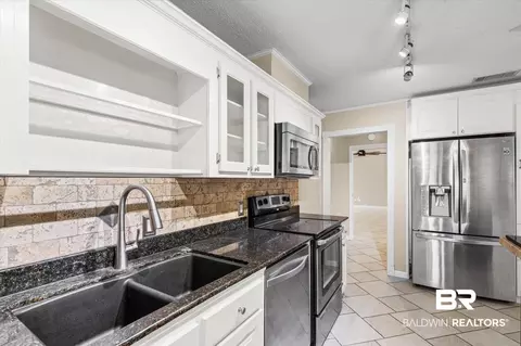 Kitchen - 3724 S Claridge Rd, Mobile, AL 36608 photo 6 of 7