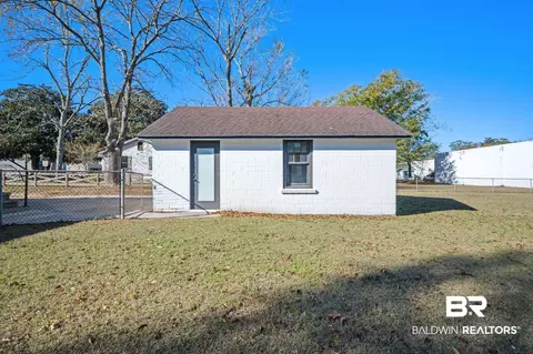 Exterior - 25121 State St, Elberta, AL 36530 photo 4 of 9