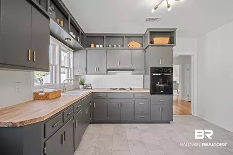Kitchen - 25121 State St, Elberta, AL 36530 photo 2 of 4