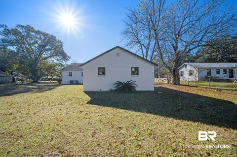Exterior - 25121 State St, Elberta, AL 36530 photo 8 of 9