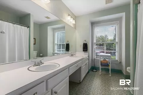 Bath - 559 E Cumberland Rd, Mobile, AL 36608 photo 3 of 4