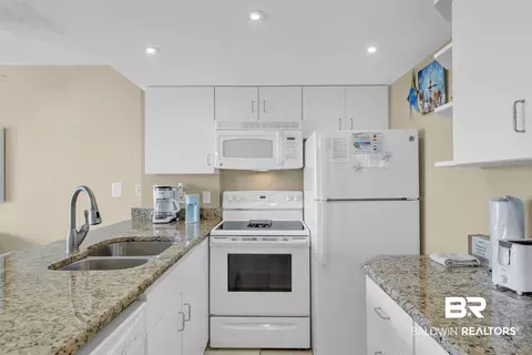 Kitchen - 645 Plantation Rd #6205, Gulf Shores, AL 36542 photo 2 of 5