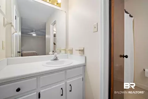 Bath - 6421 Saint Thomas Ct, Mobile, AL 36618 photo 1 of 3