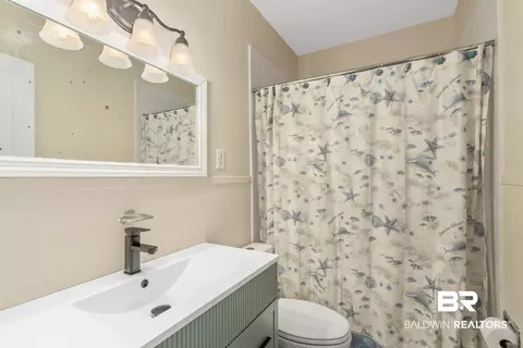 Bath - 137 Hyland Ave, Mobile, AL 36607 photo 1 of 2