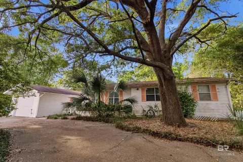 450 W Canal Dr, Gulf Shores, AL 36542