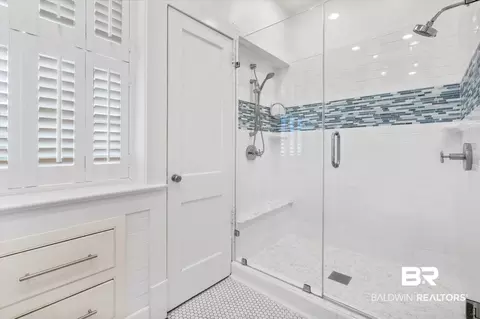 Bath - 3863 Old Shell Rd, Mobile, AL 36608 photo 2 of 3