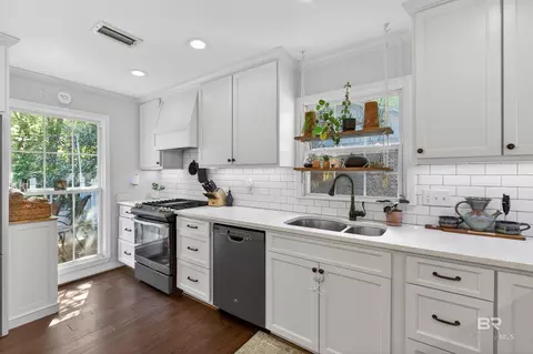 Kitchen - 404 Pine Ct, Mobile, AL 36608 photo 6 of 9