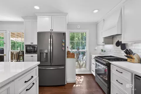 Kitchen - 404 Pine Ct, Mobile, AL 36608 photo 7 of 9