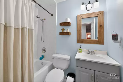 Bath - 404 Pine Ct, Mobile, AL 36608 photo 4 of 6