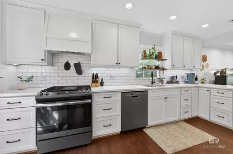 Kitchen - 404 Pine Ct, Mobile, AL 36608 photo 8 of 9
