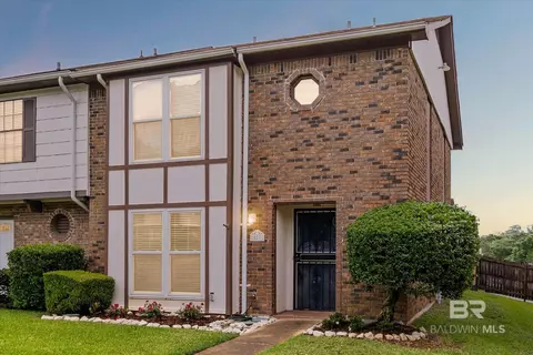 527 Highland Woods Dr, Mobile, AL 36608