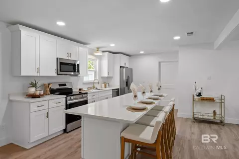 Kitchen - 28977 Gardner Rd, Elberta, AL 36530 photo 2 of 4