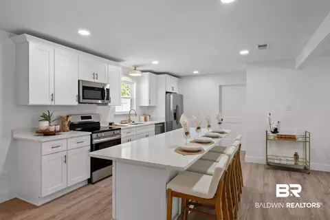 Kitchen - 28977 Gardner Rd, Elberta, AL 36530 photo 2 of 4