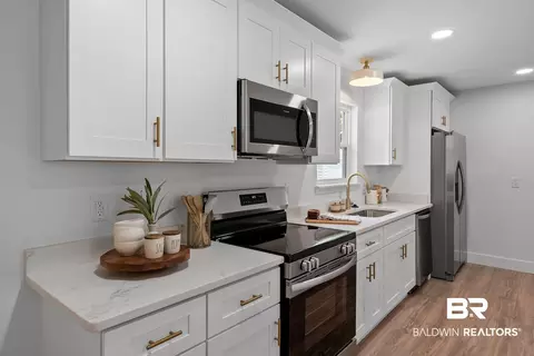 Kitchen - 28977 Gardner Rd, Elberta, AL 36530 photo 3 of 4