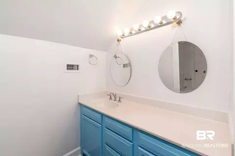 Bath - 202 Roper St, Mobile, AL 36604 photo 2 of 4