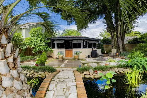 Exterior - 809 Bernard Cir, Mobile, AL 36693 photo 4 of 37