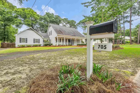 705 Holly Dr, Fairhope, AL 36532