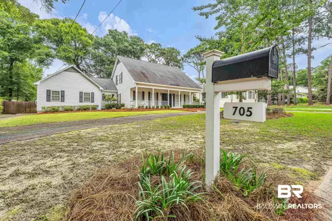 705 Holly Dr, Fairhope, AL 36532