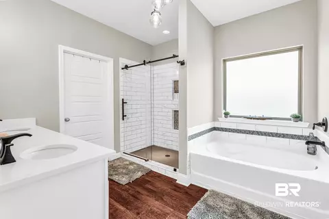 Bath - 1319 W Selby Phillips Dr, Mobile, AL 36695 photo 3 of 8