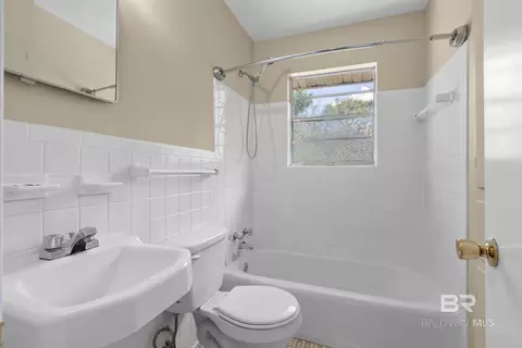Bath - 5604 Judson Dr, Mobile, AL 36608 photo 2 of 3