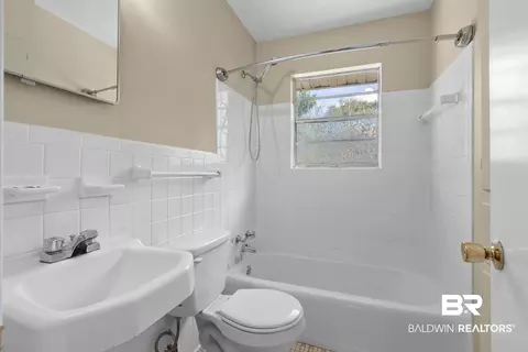 Bath - 5604 Judson Dr, Mobile, AL 36608 photo 2 of 3