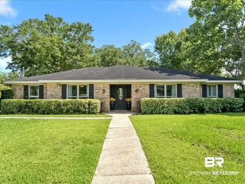 154 Country Club Dr, Daphne, AL 36526
