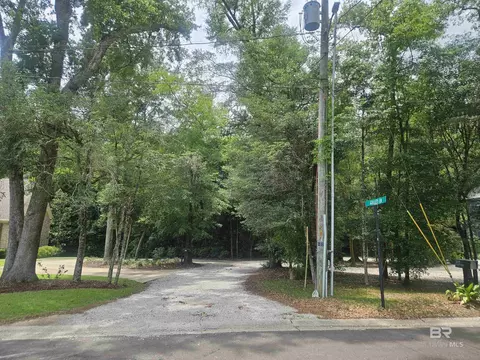 401 Gulley Ln, Fairhope, AL 36532