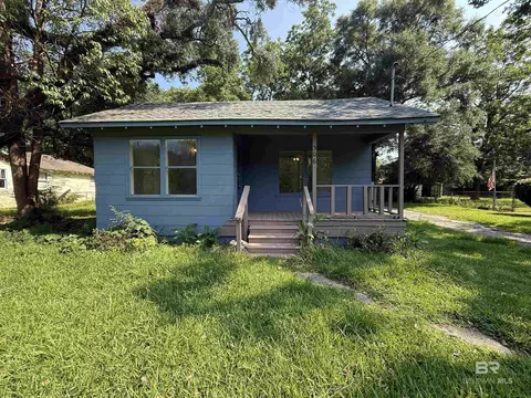 306 Hillside Dr, Chickasaw, AL 36611