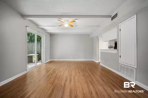 Living - 4017 Cottage Hill Rd #58, Mobile, AL 36609 photo 2 of 4