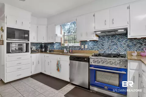 Kitchen - 9248 Hammock Rd, Elberta, AL 36530 photo 2 of 3