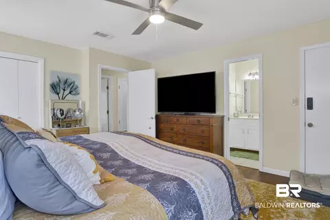 Bedroom - 9248 Hammock Rd, Elberta, AL 36530 photo 2 of 5