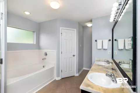 Bath - 2136 Spring Grove Ct, Mobile, AL 36695 photo 1 of 4