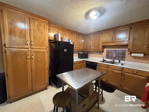 Kitchen - 1401 Forest Ridge Rd, Mobile, AL 36618 photo 1 of 2