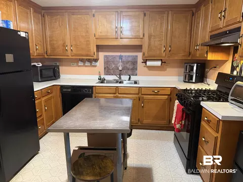 Kitchen - 1401 Forest Ridge Rd, Mobile, AL 36618 photo 2 of 2