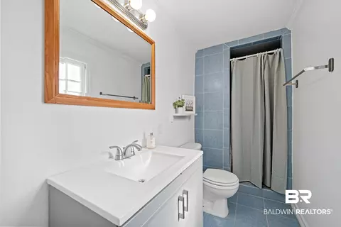 Bath - 205 Pinehill Dr, Mobile, AL 36606 photo 1 of 2
