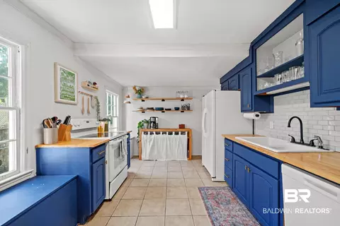 Kitchen - 205 Pinehill Dr, Mobile, AL 36606 photo 1 of 3