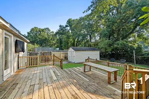 Exterior - 205 Pinehill Dr, Mobile, AL 36606 photo 6 of 11