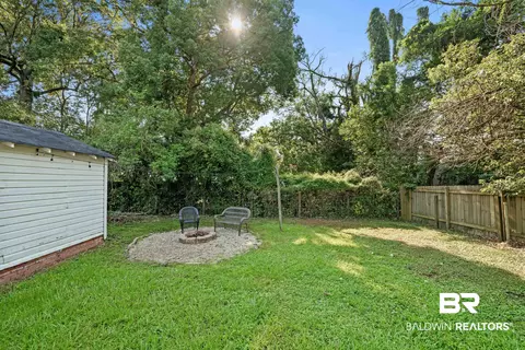 Exterior - 205 Pinehill Dr, Mobile, AL 36606 photo 8 of 11