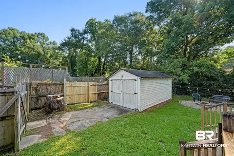 Exterior - 205 Pinehill Dr, Mobile, AL 36606 photo 7 of 11