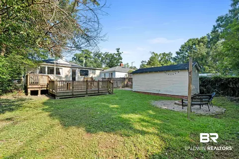 Exterior - 205 Pinehill Dr, Mobile, AL 36606 photo 10 of 11