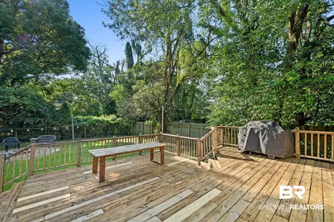 Exterior - 205 Pinehill Dr, Mobile, AL 36606 photo 5 of 11