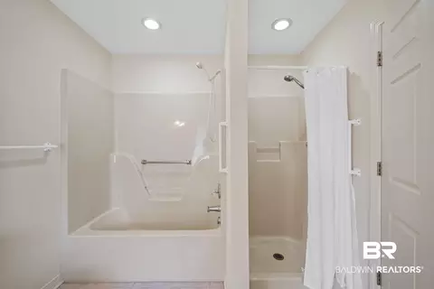 Bath - 9427 Hammock Rd, Elberta, AL 36530 photo 2 of 3