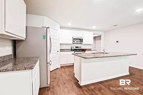 Kitchen - 8238 Irwin Loop, Daphne, AL 36526 photo 2 of 5