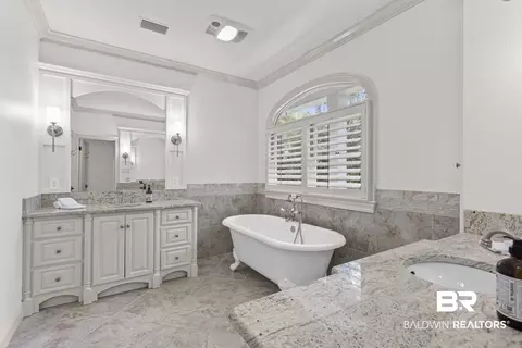 Bath - 3580 Lakefront Dr, Mobile, AL 36695 photo 1 of 5