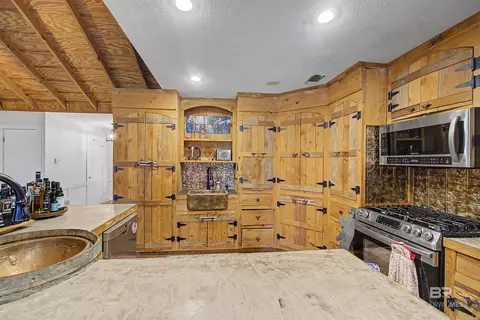 Kitchen - 13151 Roberts Rd, Chunchula, AL 36521 photo 7 of 7