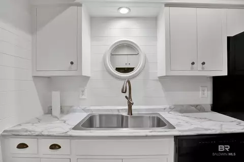 Kitchen - 4009 Old Shell Rd #A6, Mobile, AL 36608 photo 2 of 5