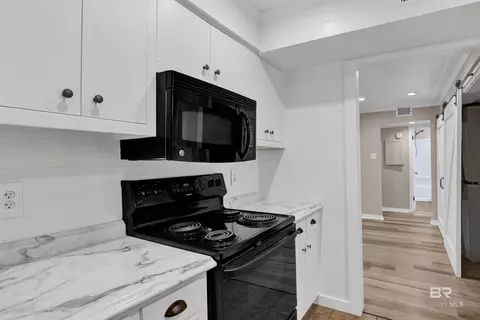 Kitchen - 4009 Old Shell Rd #A6, Mobile, AL 36608 photo 3 of 5