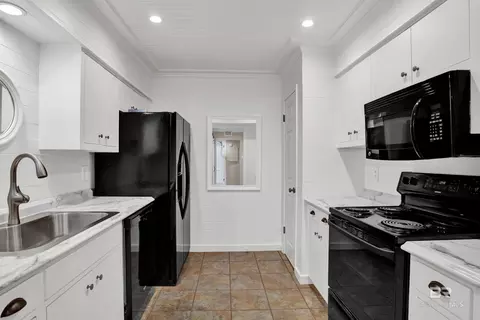 Kitchen - 4009 Old Shell Rd #A6, Mobile, AL 36608 photo 4 of 5