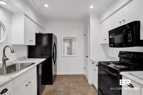 Kitchen - 4009 Old Shell Rd #A6, Mobile, AL 36608 photo 4 of 5